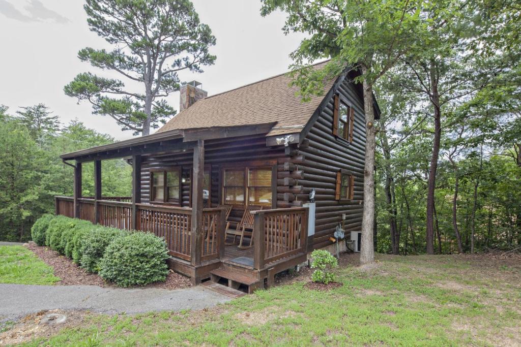 ER103 - Knotty Pine Great location - Close to town! cabin